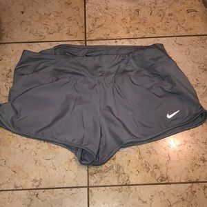 Women’s Nike shorts- l
